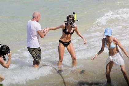 Miley Cyrus bromea con su padrastro mientras se sumerge en las aguas cristalinas para hacer snorkel