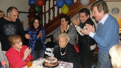 Tita celebró sus 102 años acompañada de sus amigos y familiares
