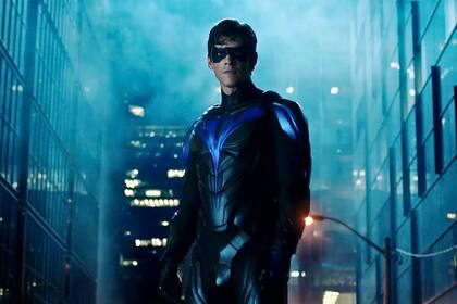 Brenton Thwaites como Nightwing, nueva identidad superheroica del primer Robin.