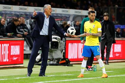 Tite, el arquitecto, le da la pelota a Dani Alves, el capitán del Scratch