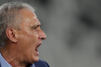 Tite, el técnico de Brasil, da indicaciones durante el partido de cuartos de final de la Copa América frente a Chile, el viernes 2 de julio de 2021, en Río de Janeiro (AP Foto/Silvia Izquierdo)