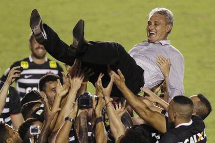 Tite volvió a liderar a Corinthians al título en Brasil