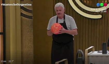 Tití Fernández, nervioso antes de lanzar la pelota en MasterChef Celebrity (Telefe) (Crédito: Captura de video Telefe)