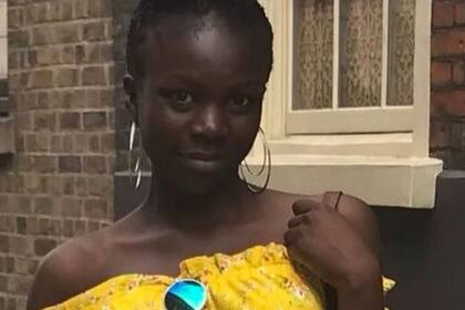 Titilope Omitogun, una joven de Londres, se quejó sobre Amazon en Twitter: "Alguien usó mi cuenta para escribir reseñas falsas"