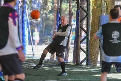 Tito en acción, despejando una pelota del área