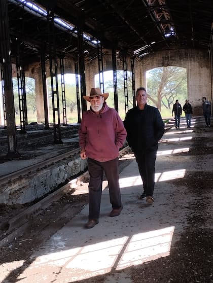 Tito Gossio en una de sus recorridas con turistas por los talleres ferroviarios.