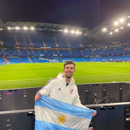 Tito Gradin luciendo la bandera argentina en el Etihad Stadium