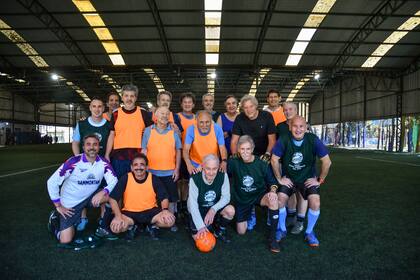 Tito, rodeado por sus amigos del fútbol del Club Ciudad (Camila Godoy/AFV)