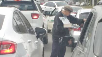 Tito vende perfumes artesanales en un semáforo de Yerba Buena