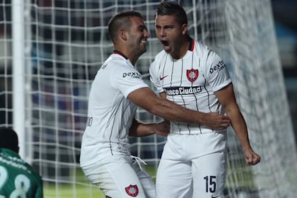 Tito Villalba festeja su gol ante Sarmiento