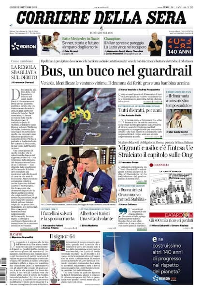 Titular del diario italiano Corriere della sera en el que anuncia el agujero que había en el puente de Venecia.