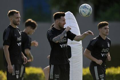 ¿Titular? Messi luce recuperado y según Scaloni, estará "disponible"; aquí, entre Pezzella y Julián Álvarez 
