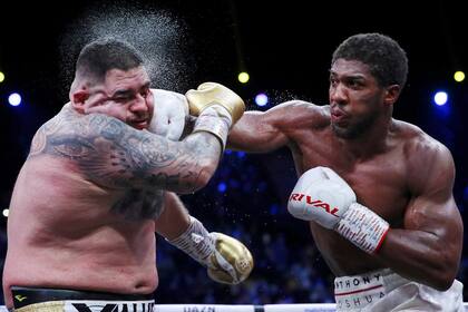 Andy Ruiz Jr. en acción con Anthony Joshua, en el Diriyah Arena, en diciembre de 2019