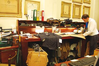 Tiza, medidas, papel. El modelista, encargado de la confección de los moldes