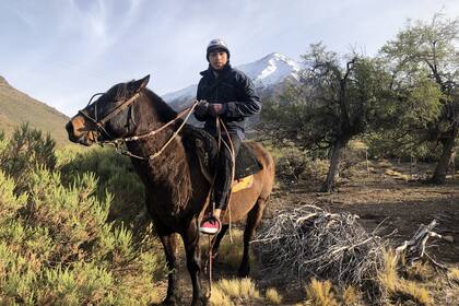 Tiziano Alfaro divide su vida entre la secundaria y el campo; cuando no está cursando o haciendo la tarea, se ocupa de las chivas y de las vacas de su familia