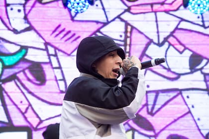 TK. El joven rapero del barrio Villa Angélica, Florencio Varela, convocó a una multitud de chicos. El autor de los discos Writing Classics, 1993 y El libro negro cuenta con varios temas lanzados y distribuidos internacionalmente gracias a su alianza con el grupo MDE Click y la productora Space Hammu