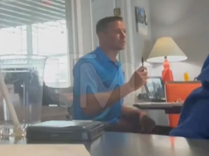 TMZ publicó algunas fotografías de Armie Hammer como empleado de un hotel, hace algunos meses