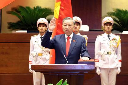 To Lam jura el cargo tras ser elegido presidente en la Asamblea Nacional en Hanoi, Vietnam, el pasado 22 de mayo. (Pham Trung Kien/VNA via AP)