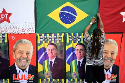 Toallas con las imágenes de los dos candidatos en Brasil, en un puesto callejero en Belo Horizonte