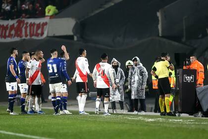 Tobar revisando la jugada: la vio 43 veces por monitor durante más de 5 minutos, mientras hablaba con sus asistentes del VAR