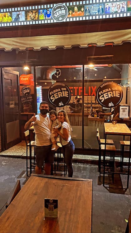 Tobías con su mujer y su hija en la puerta del local de la calle Allende 1939.