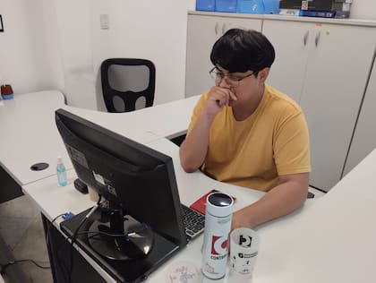 Tobías consiguió trabajo en una empresa de servicios de gas y petróleo y sigue estudiando en la universidad