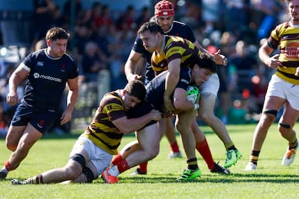 Tobías Díaz Borda, de 'Biei', avanza pero su tracción no durará mucho: Valentín Chiodi lo tacklea y Francisco Ferronato lo sujeta de frente.