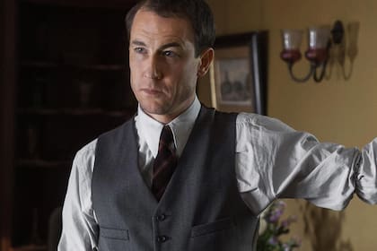 Tobias Menzies le otorga a su Frank una dignidad y sensibilidad que consigue que más de un espectador se anote en su equipo
