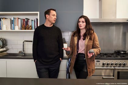 Tobias Menzies y Aisling Bea en This Way Up.