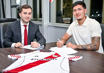 Tobías Ramírez junto al presidente Stefano Di Carlo; el exArgentinos firmó su contrato y se transformó en nuevo jugador de River hasta el 31 de diciembre de 2029
