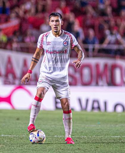 Tobías Ramírez, muy buen defensor central de Argentinos que también fue convocado en los seleccionados juveniles