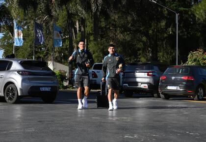 Tobías Ramírez y Juan Manuel Villalba en el predio de Ezeiza, antes del viaje que la selección sub 20 hizo este miércoles a Chile.