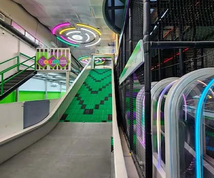 Tobogán por el que se pueden deslizar sentados en un salvavidas