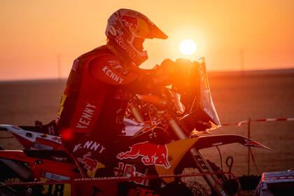 Toby Price de Red Bull KTM Factory Racing es visto en la línea de salida de la etapa 4 del Rally Dakar 2022 desde Al Qaisumah a Riyadh, Arabia Saudita el 5 de enero de 2022