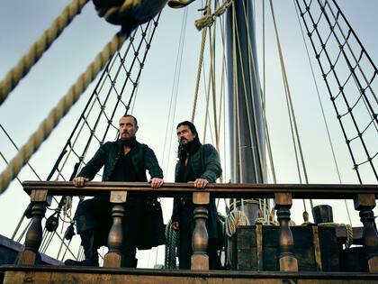 Toby Stephens y Luke Arnold como el capitán Flint y John Silver, en Black Sails