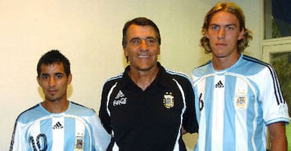 Cahais, con dos símbolos de la selección Sub 20 campeona mundial de 2007: Maximiliano Moralez y el DT, Hugo Tocalli