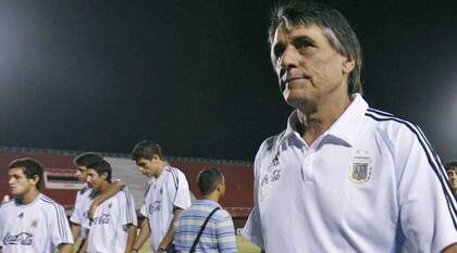 Tocalli, preparador del sub 20 que fue segundo en el Sudamericano y campeón del Mundial Canadá 2007; detrás y abrazado, un joven Ángel Di María.