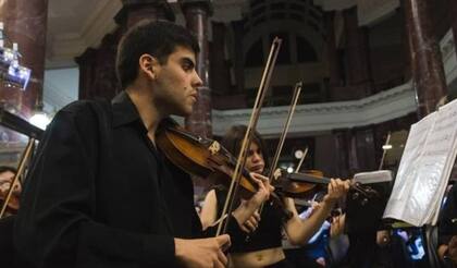 Tocando en el ensamble de cámara de la Escuela Provincial de Música de Rosario.