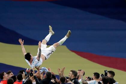 Tocar el cielo: Messi, capitán y mejor compañero de facto, según la celebración.