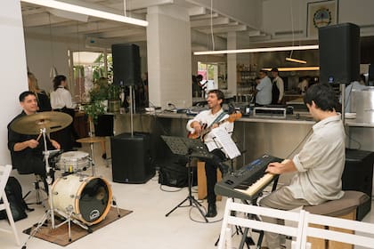 Tocó un trío de jazz dirigido
por el músico Diego Pisano.