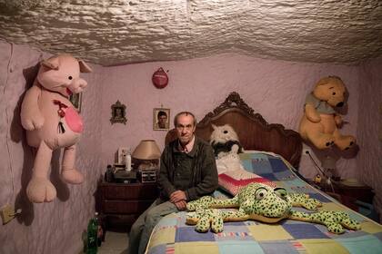 Tocuato López nació en las cuevas de Guadix en Andalucía, España y ha vivido allí toda su vida. Su habitación está situada en lo profundo de la formación y no tiene ventanas ni luz natural (2018)