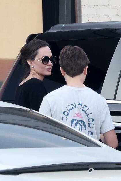 Toda de negro y con anteojos, Angelina Jolie fue captada por los paparazzi comprando comida para esta Navidad junto a su hijo Knox