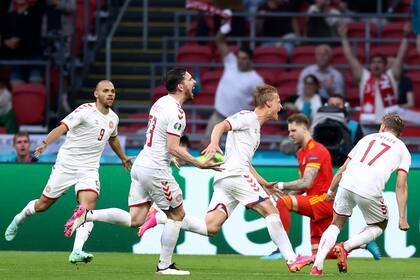 Toda Dinamarca se une a la celebración de Kasper Dolberg, delantero de Niza (Francia), autor de dos goles en el 4-0 ante Gales por los octavos de final de la Euro 2020.