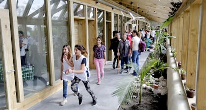 La estructura cuenta con paneles solares y hasta una huerta