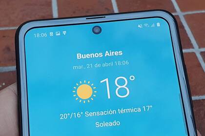Toda la pantalla está protegida por un marco de plástico, que evita además que las dos tapas se toquen cuando el teléfono se cierra. Arriba, la cámara interior para selfies