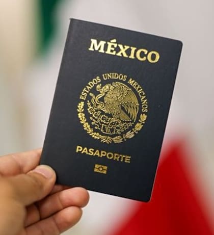 Toda persona de nacionalidad mexicana, por nacimiento o por naturalización, podrá obtener un pasaporte, si cumple con los requisitos