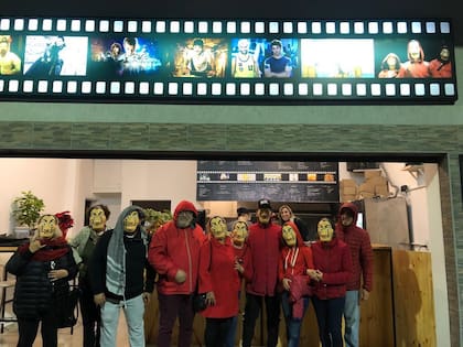 Toda su familia disfrazadots de La Casa de Papel en la inauguración del primer local.