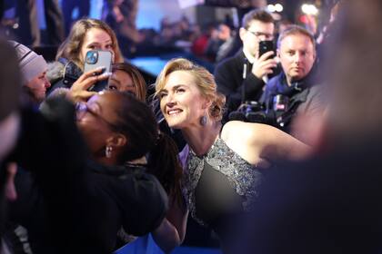 Toda una estrella: Kate Winslet concedió sacarse algunas fotos con los fanáticos que aguardaban en la llegada al teatro