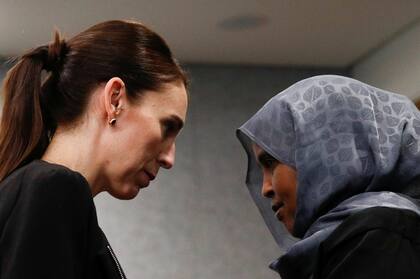 “Todas las armas semiautomáticas utilizadas en el ataque terrorista del viernes serán prohibidas”, dijo Jacinda Ardern