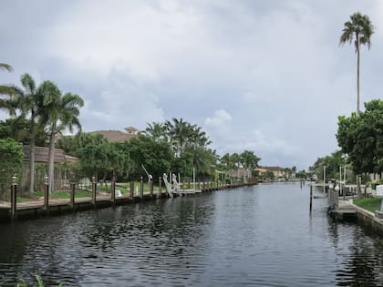 Todas las casas en Bay Colony cuentan con muelles de aguas profundas y acceso directo al mar.